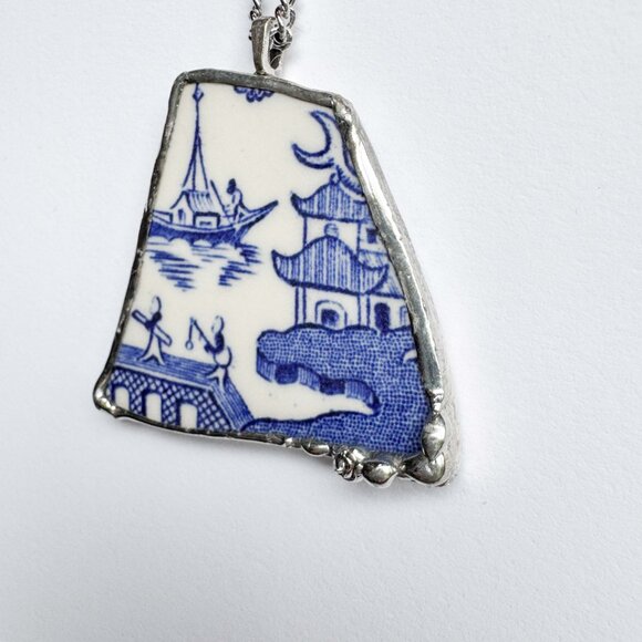 Handmade repurposed ceramic shard necklace with Asian theme - Picture 8 of 16